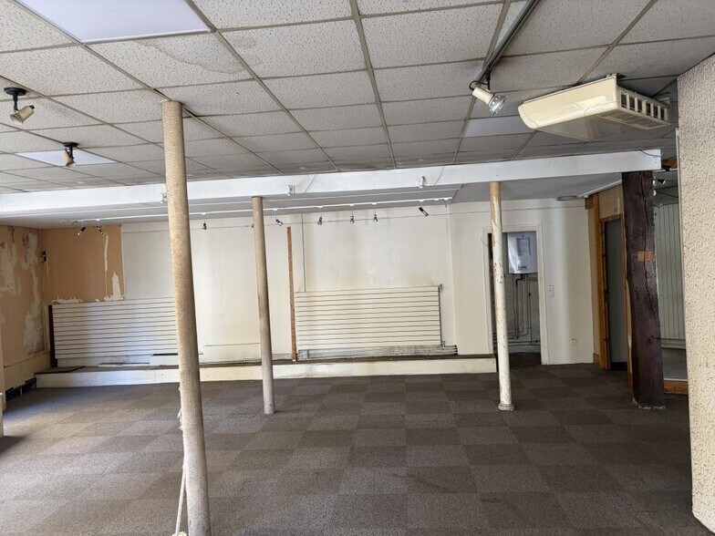 Retail in Limoges for lease - Interior Photo - Image 2 of 5