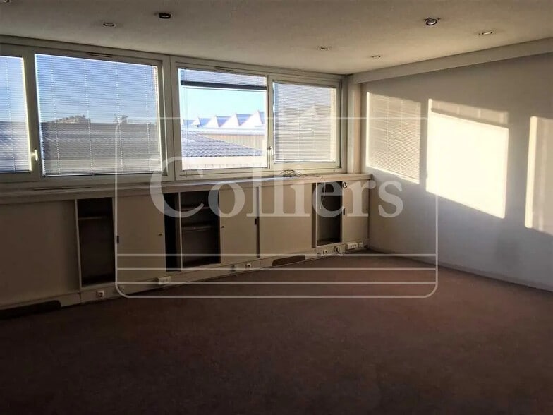 Office in Marseille for lease - Interior Photo - Image 2 of 5