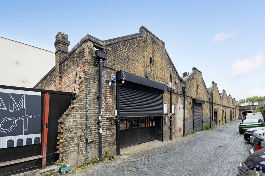38-40 Upper Clapton Rd, London for lease - Primary Photo - Image 1 of 3