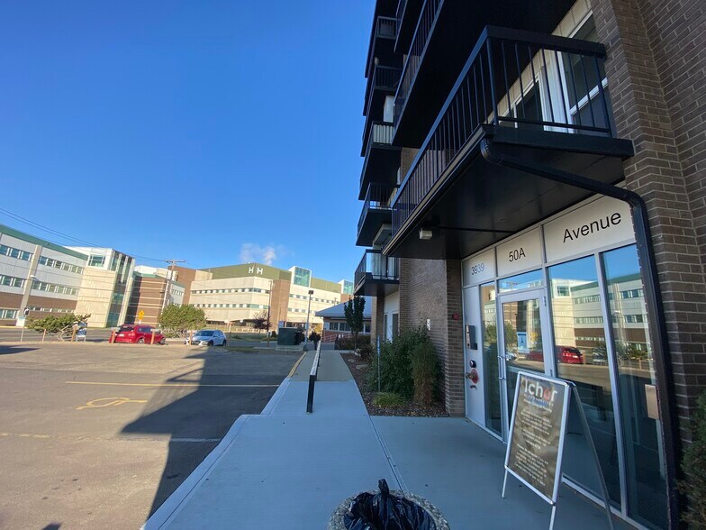 3939 50A Ave, Red Deer, AB à louer - Photo du bâtiment - Image 2 de 16