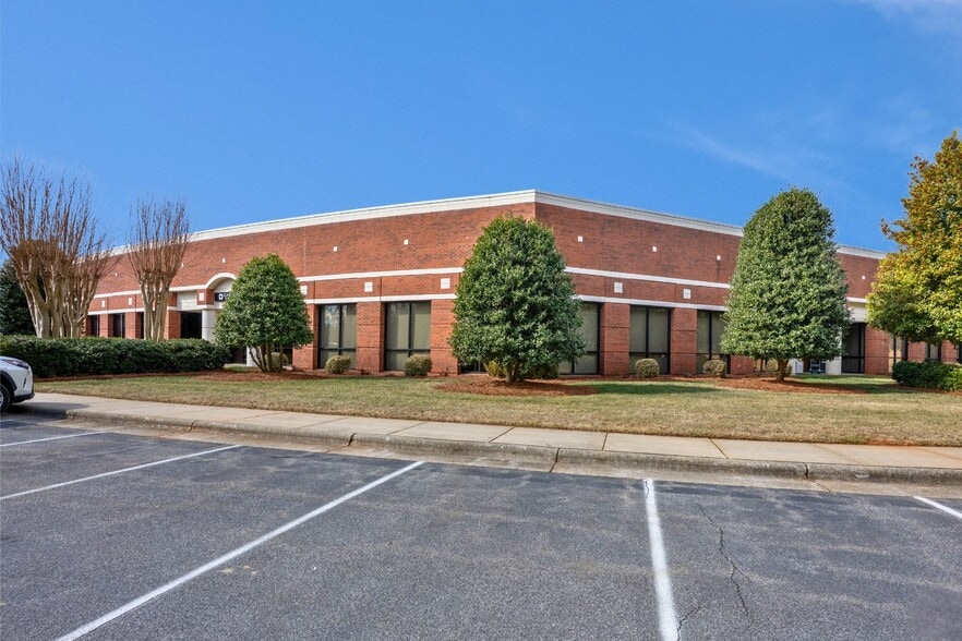 7800-7880 Thorndike Rd, Greensboro, NC for lease - Building Photo - Image 1 of 8