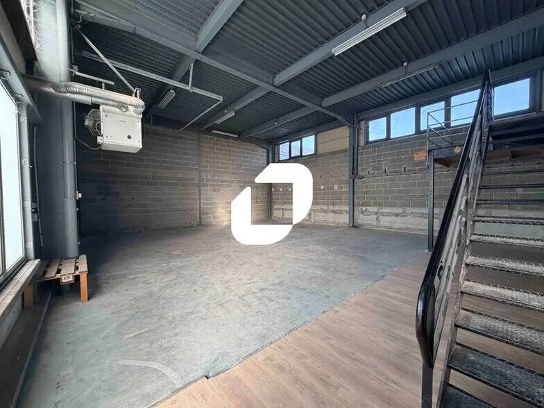 Flex in Le Thillay for lease - Building Photo - Image 2 of 30