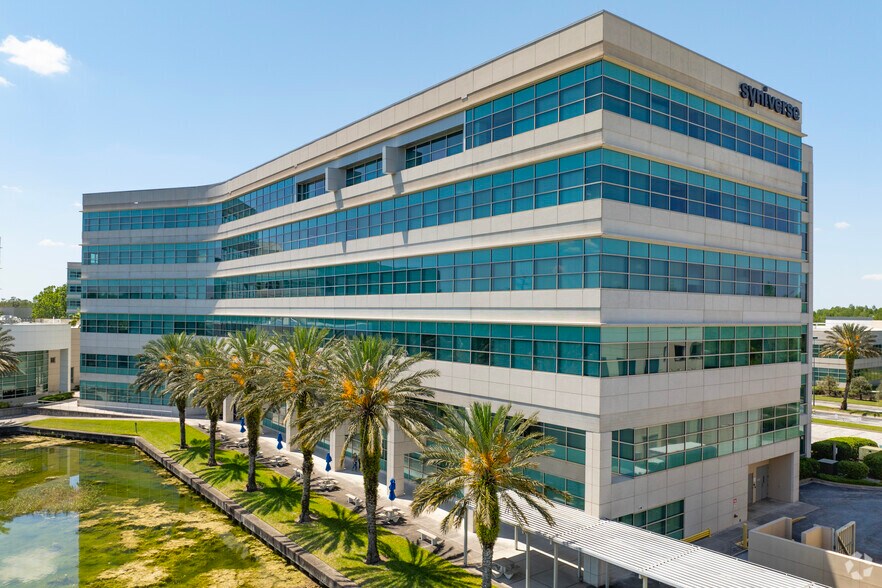 8125 Highwoods Palm Way, Tampa, FL à louer - Photo du bâtiment - Image 3 de 5