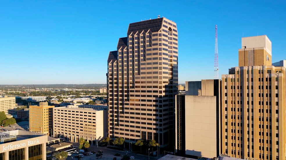 300 Convent St, San Antonio, TX à louer - Vidéo aérienne - Image 2 de 20