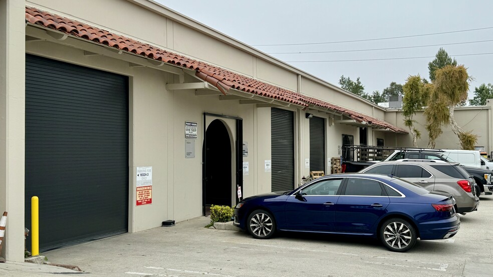 18320-18330 Oxnard St, Tarzana, CA for lease - Building Photo - Image 2 of 9