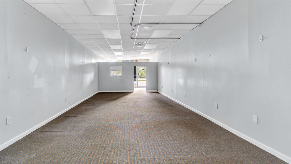 221-229 Walt Whitman Rd, Huntington Station, NY à louer - Photo du bâtiment - Image 3 de 4