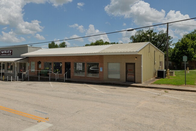 More details for 113 W Decatur St, Chico, TX - Retail for Sale