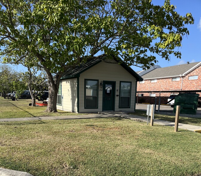 1709 Beauvoir Ln, Victoria, TX for lease - Building Photo - Image 2 of 3
