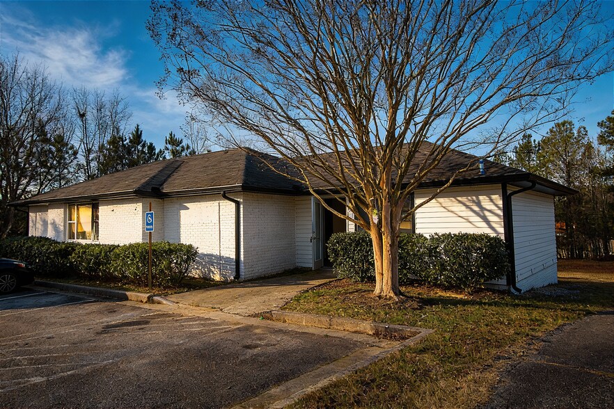 706 Collins Hill Rd, Lawrenceville, GA à vendre - Photo du bâtiment - Image 2 de 31