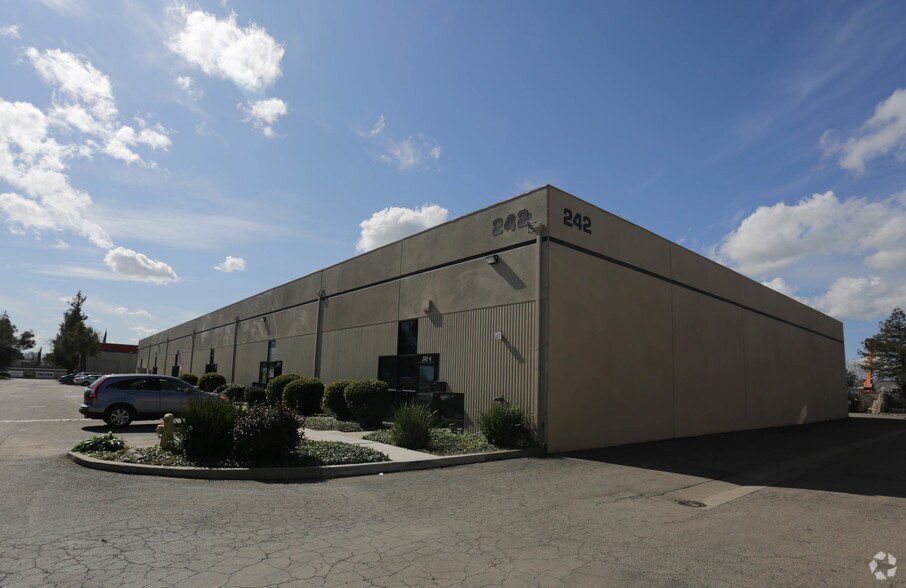 252 W Larch Rd, Tracy, CA à louer - Photo du bâtiment - Image 3 de 10
