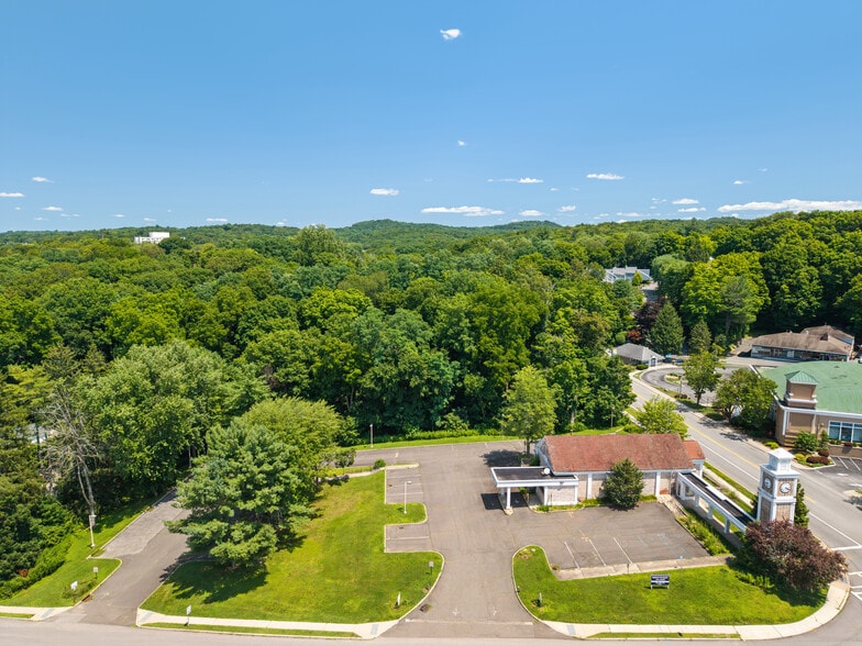 662 E Main St, Mount Kisco, NY à louer - Photo du bâtiment - Image 2 de 4