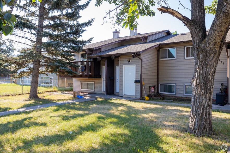 7511 41 Av NW, Calgary, AB à vendre - Photo du bâtiment - Image 2 de 3