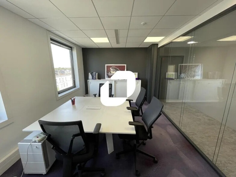 Office in Charenton-le-Pont for lease - Interior Photo - Image 2 of 9