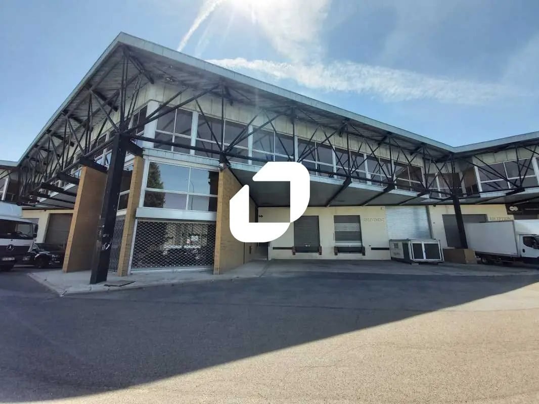 Flex in Morangis for lease Building Photo- Image 1 of 12