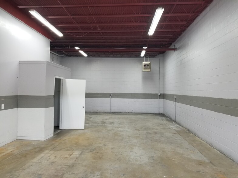 4925-4949 Beech Rd, Temple Hills, MD for lease - Building Photo - Image 2 of 10