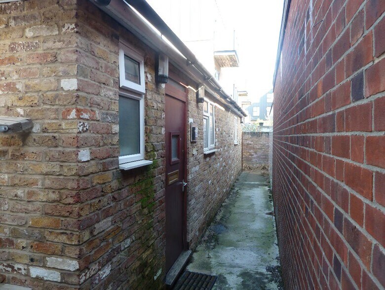 45E Victoria Rd, Surbiton à louer - Photo du bâtiment - Image 2 de 4