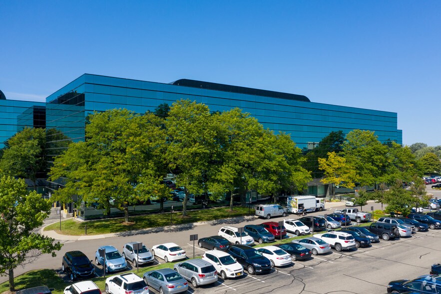 320 E Big Beaver Rd, Troy, MI à louer - Photo du bâtiment - Image 3 de 9