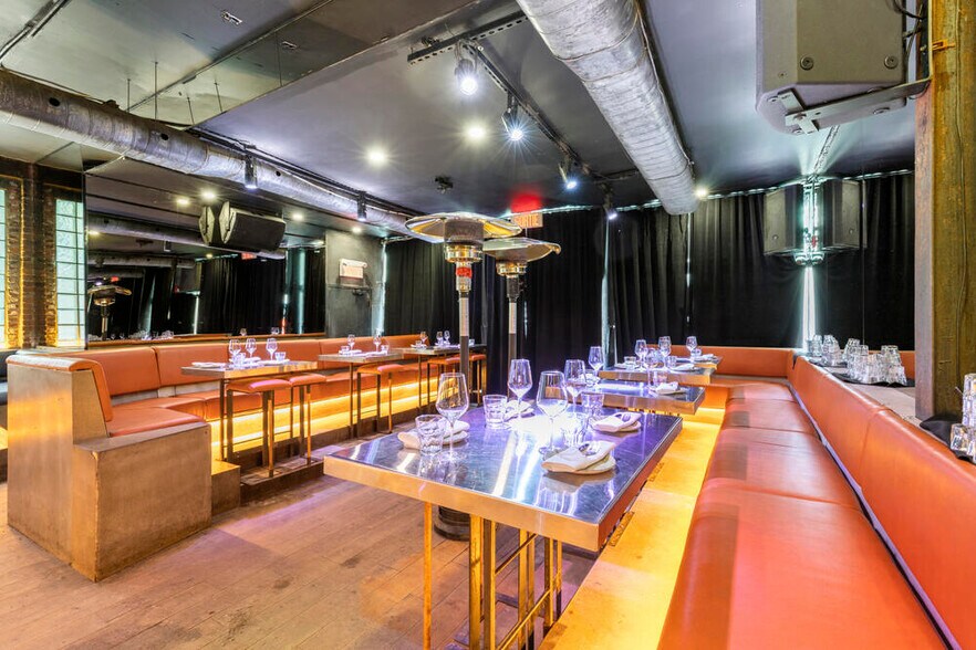 52 Rue Saint-Jacques, Montréal, QC à vendre - Photo du bâtiment - Image 2 de 7