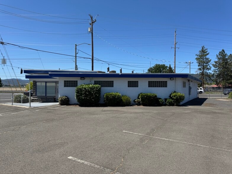 990 S Front St, Central Point, OR for sale - Building Photo - Image 3 of 12