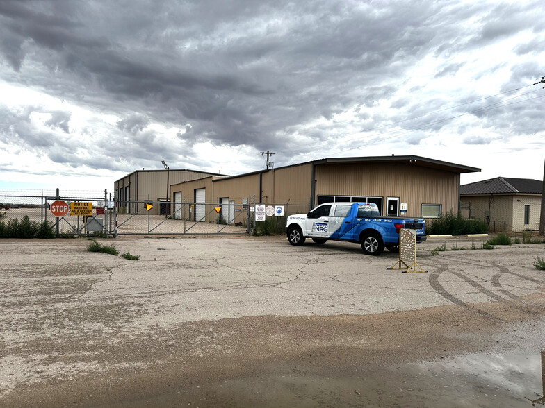 Highway 83 Frontage! Office & Shop Space portfolio of 2 properties for sale on LoopNet.ca - Building Photo - Image 2 of 20