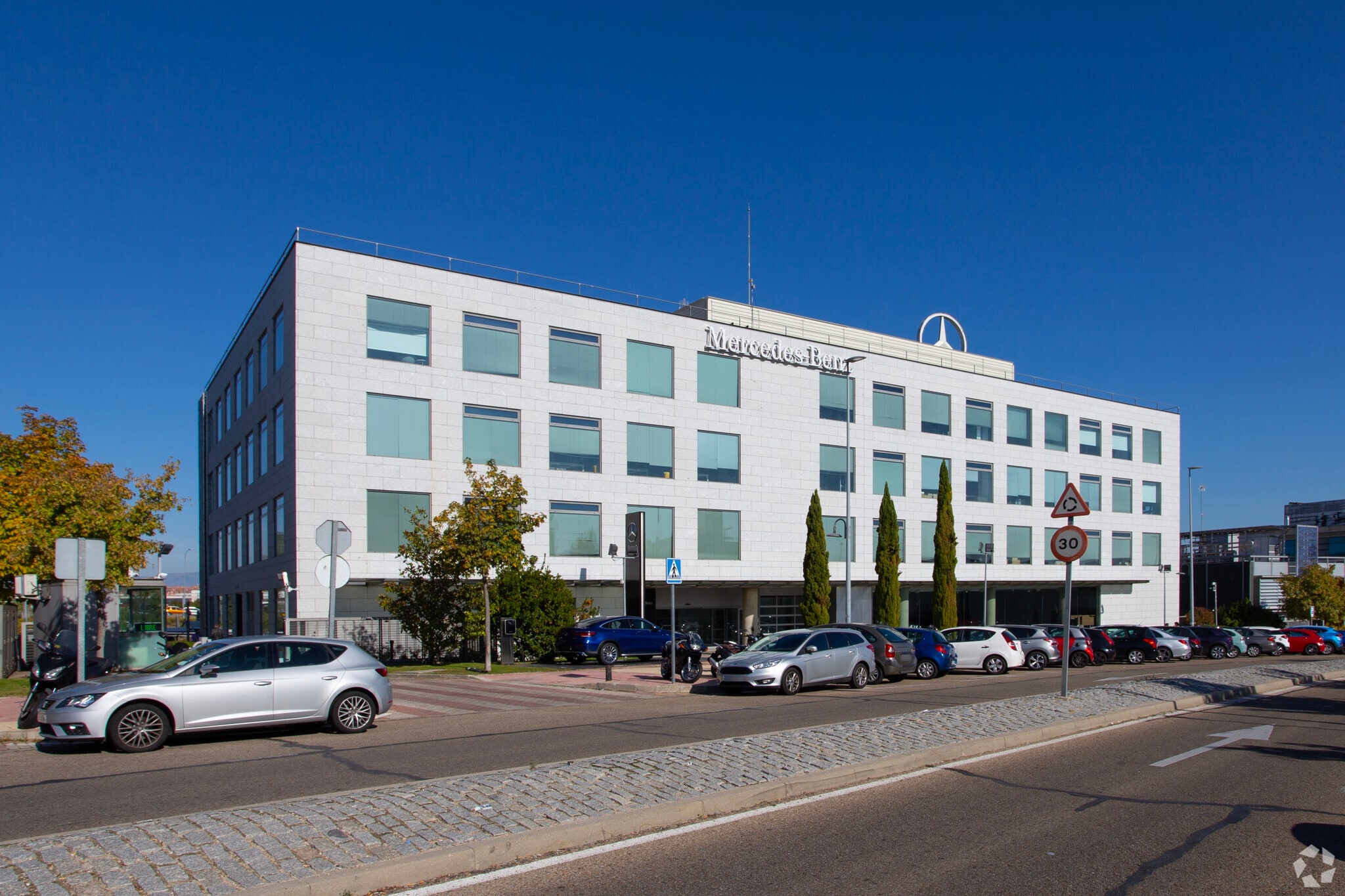 Avenida de Bruselas, 30, Alcobendas, Madrid for lease Primary Photo- Image 1 of 3