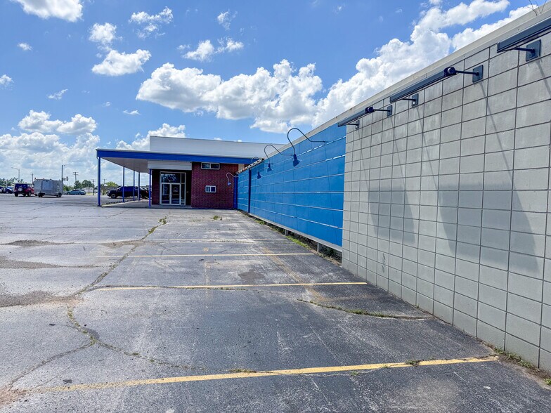 715 W Walnut St, Rogers, AR à vendre - Photo du bâtiment - Image 2 de 6