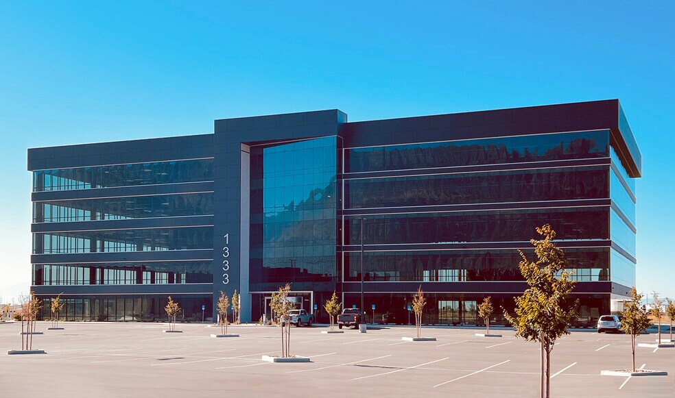 1333 S Valley Grove Way, Pleasant Grove, UT à louer - Photo du bâtiment - Image 1 de 3