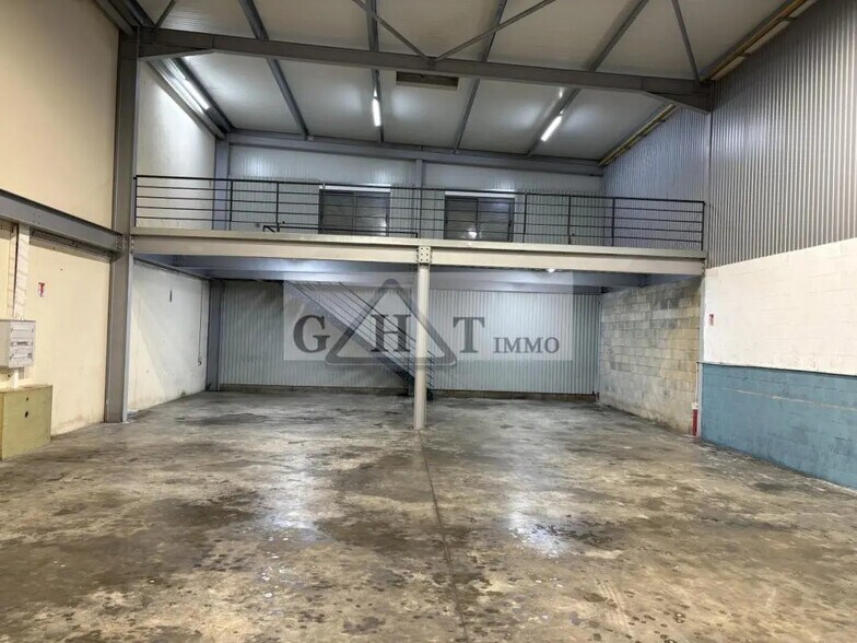 Industriel dans Sainte-Geneviève-des-Bois à louer - Photo du bâtiment - Image 3 de 4