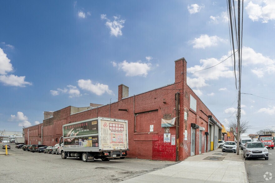 49-29 Metropolitan Ave, Maspeth, NY à louer - Photo du bâtiment - Image 2 de 6