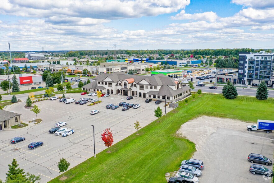 725 Bridge St W, Waterloo, ON à louer - Photo du bâtiment - Image 2 de 3