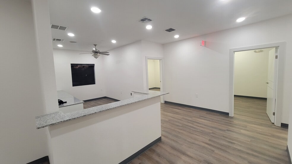 1116 E Walnut St, Seguin, TX à louer - Photo du bâtiment - Image 1 de 4