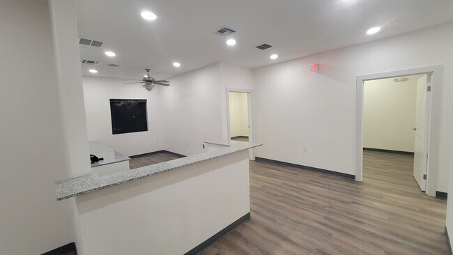 More details for 1116 E Walnut St, Seguin, TX - Medical for Lease