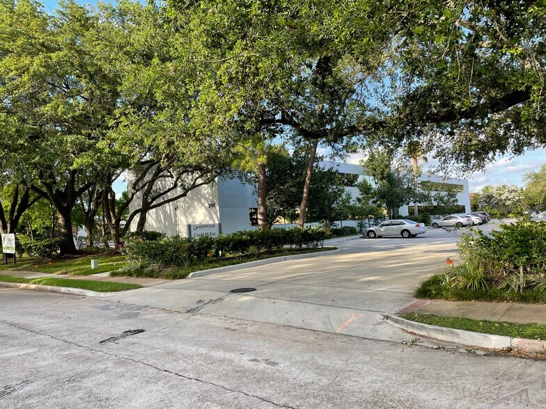 3707 Westcenter Dr, Houston, TX à louer - Photo du bâtiment - Image 2 de 31