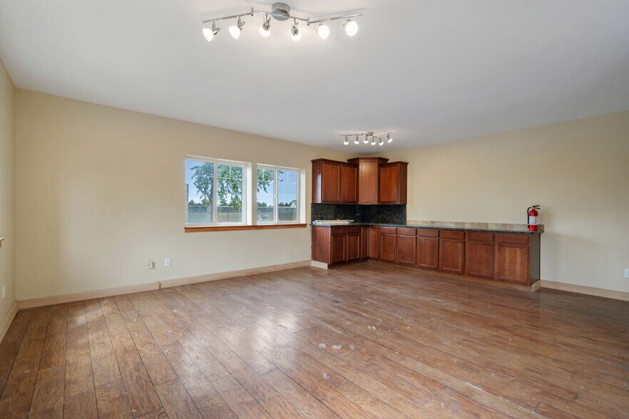 261043 101 Hwy, Sequim, WA à louer - Photo du bâtiment - Image 3 de 24