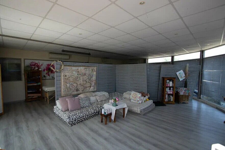 Local d'activités dans Saint-Cannat à vendre - Photo du bâtiment - Image 2 de 6