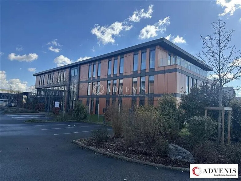 Office in Lesquin for lease - Building Photo - Image 1 of 10