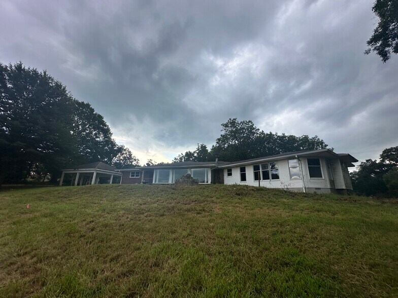 2511 Dana Dr, Gainesville, GA à vendre - Photo du bâtiment - Image 2 de 16