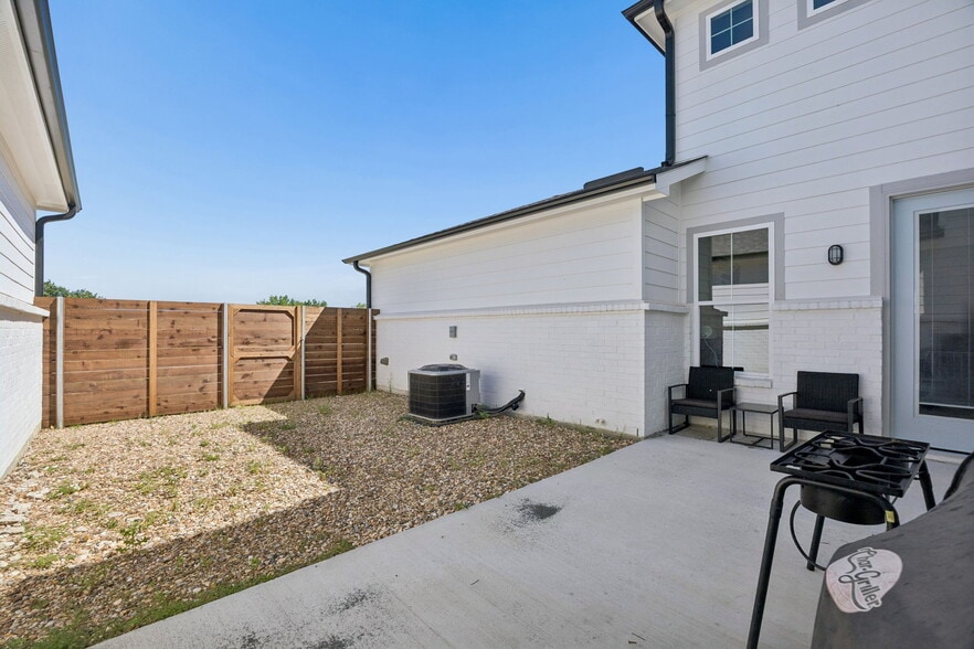9540 Thorncrown Ln, Fort Worth, TX for sale - Building Photo - Image 2 of 25