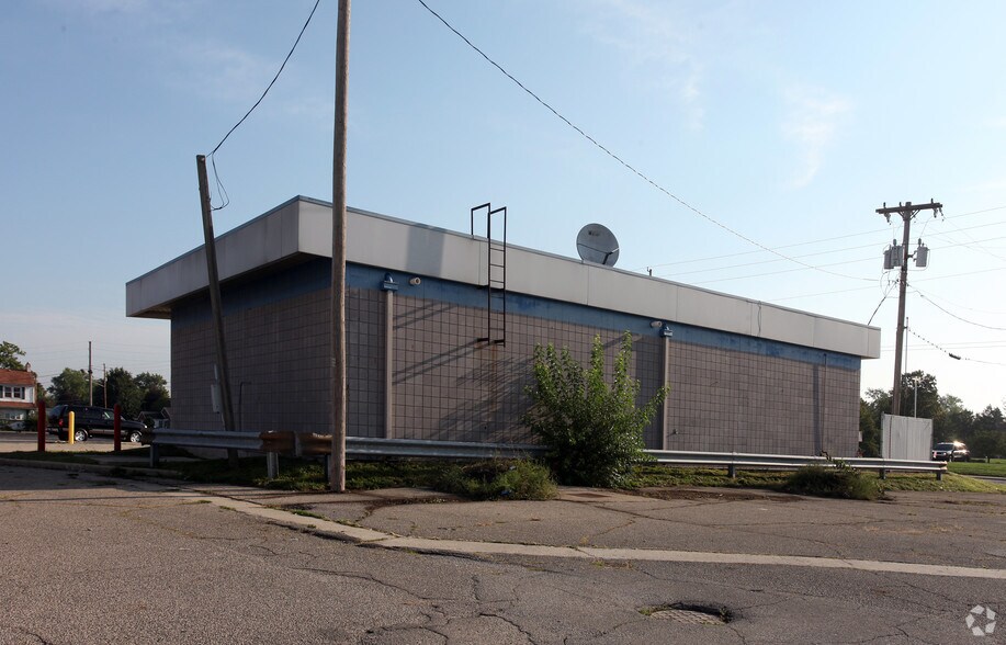 2501 Nichol Ave, Anderson, IN à vendre - Photo du bâtiment - Image 2 de 2