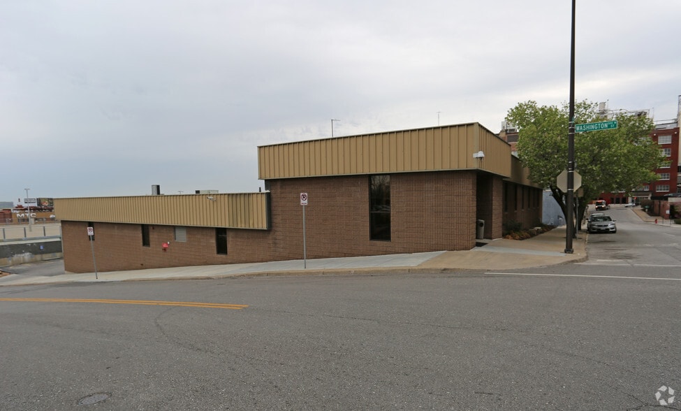 7th Street Portfolio portfolio of 2 properties for sale on LoopNet.ca - Primary Photo - Image 3 of 4