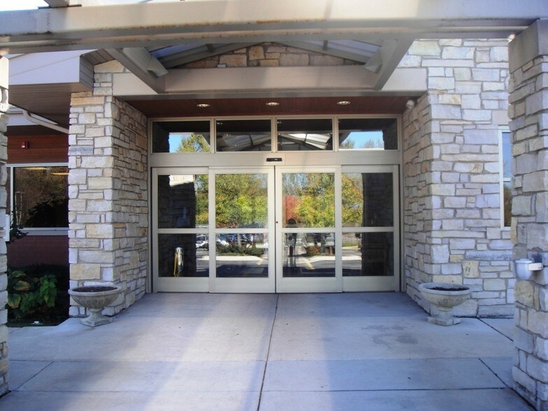 864 Stearns Rd, Bartlett, IL à louer - Photo du bâtiment - Image 3 de 9