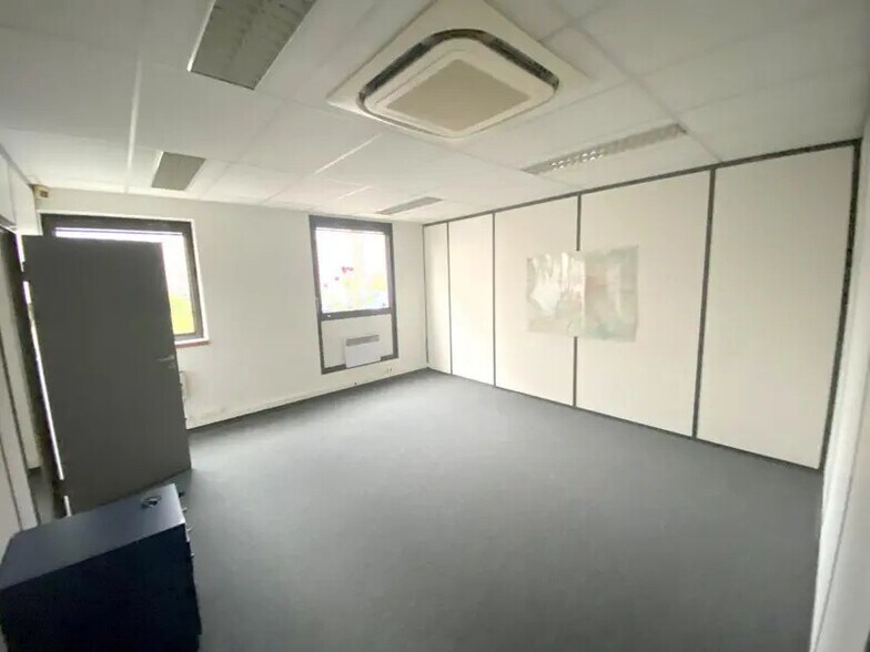 Office in Chatou for lease - Interior Photo - Image 2 of 12