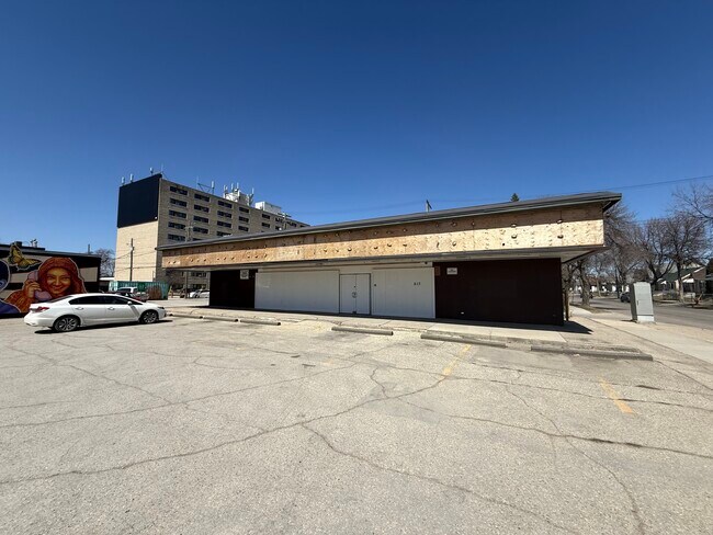 Plus de détails pour 815 Ellice Av, Winnipeg, MB - Commerce de détail à vendre