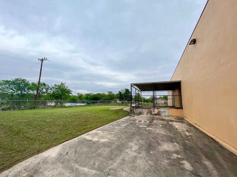 711 Culebra Rd, San Antonio, TX à louer - Photo du bâtiment - Image 2 de 29