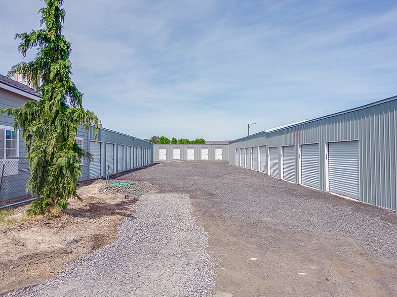 Yenney Storage 3-Property Portfolio portfolio of 3 properties for sale on LoopNet.ca - Building Photo - Image 2 of 6