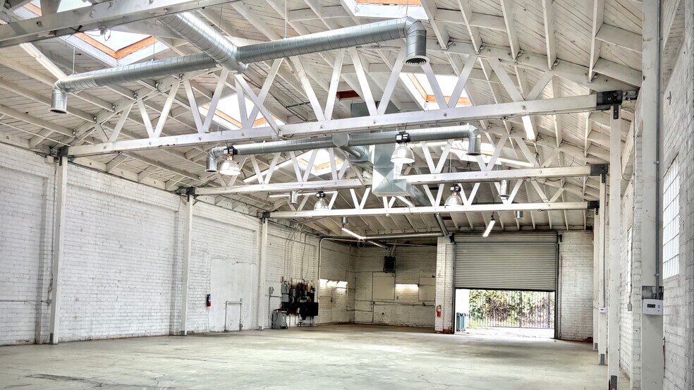 4831 W Jefferson Blvd, Los Angeles, CA à louer - Photo du bâtiment - Image 2 de 5