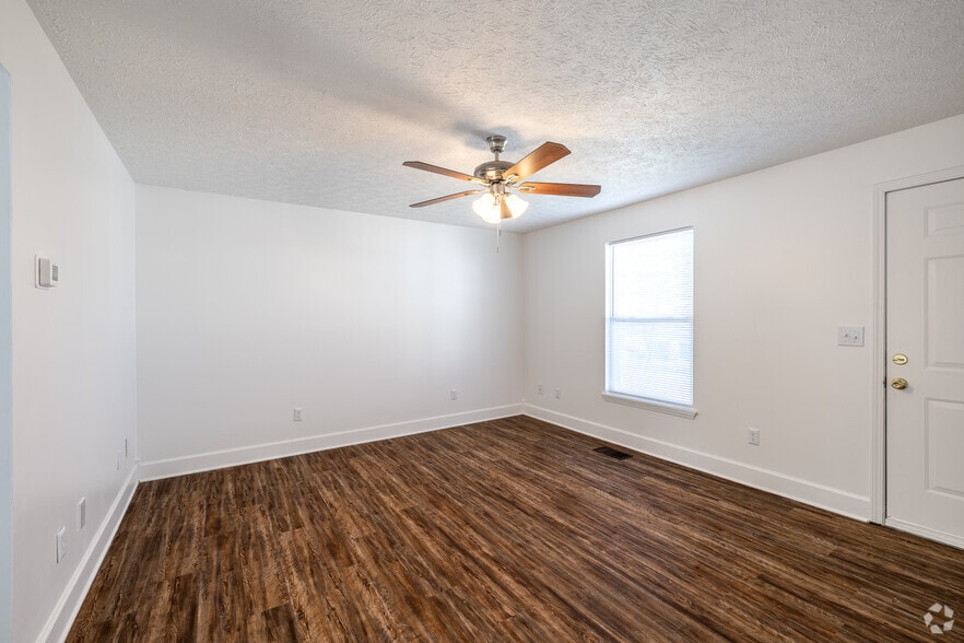 145 Lois Ln, Morehead, KY for sale - Interior Photo - Image 3 of 20