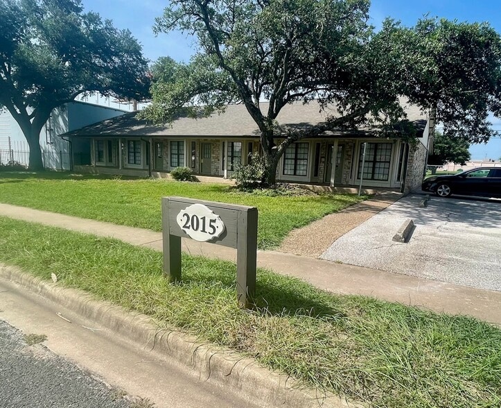 2015 Monarch Dr, Austin, TX for sale - Building Photo - Image 2 of 5