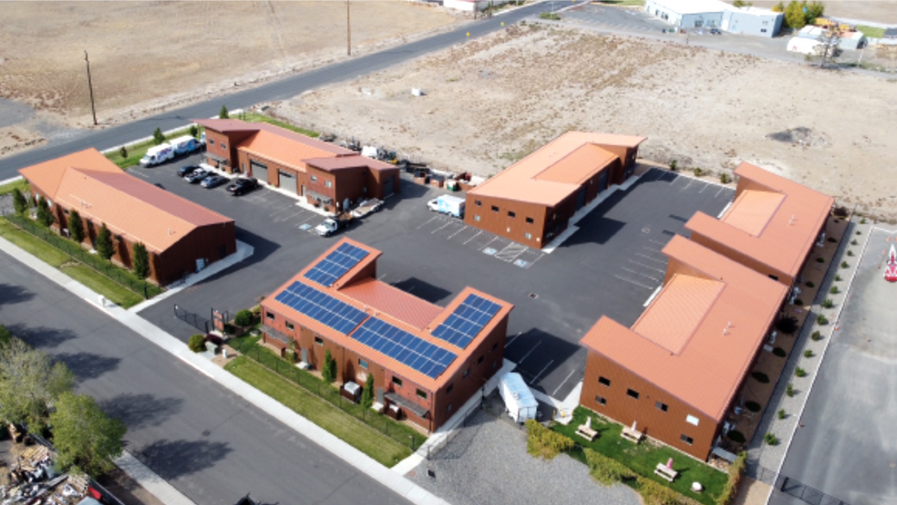 611 NE Jackpine Ct, Redmond, OR for lease - Building Photo - Image 1 of 20