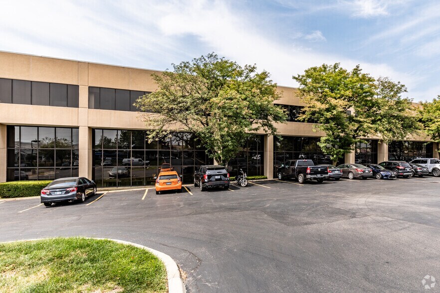 8700 State Line Rd, Leawood, KS à louer - Photo du bâtiment - Image 3 de 8